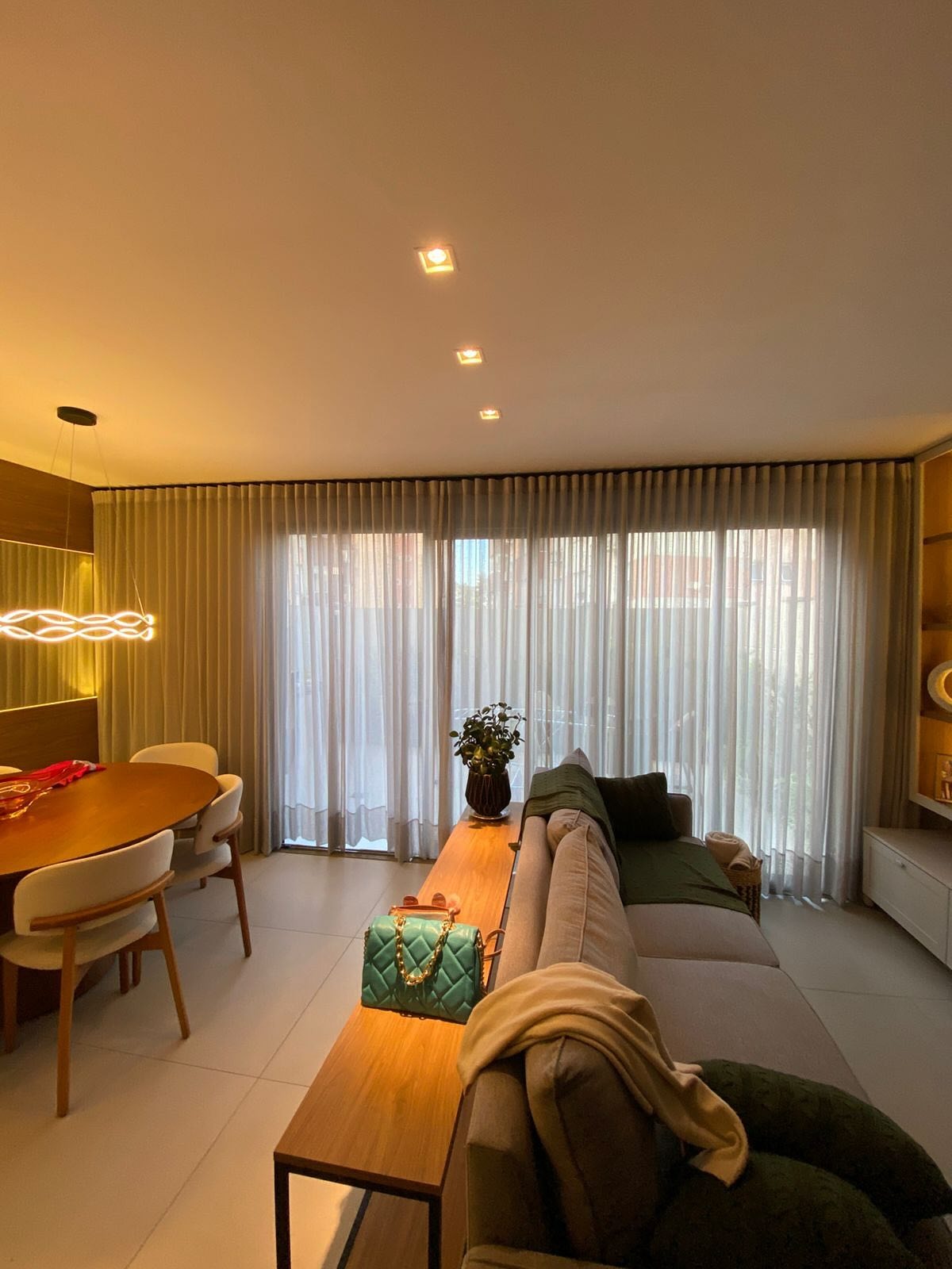 Living integrado · Cortinas duplas